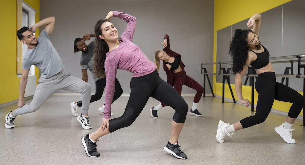 People taking part in a dance class. Photo by Freepik.