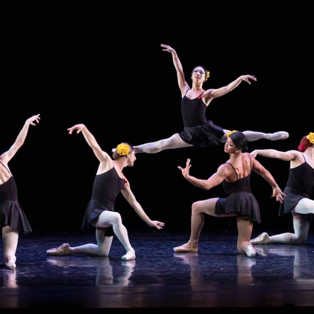 Les Ballets Trockadero de Monte Carlo. Photo by Alberto Rodrigálvarez.